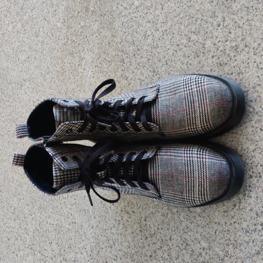Forever 21 Women's Size 8 Black, white, red plaid boots